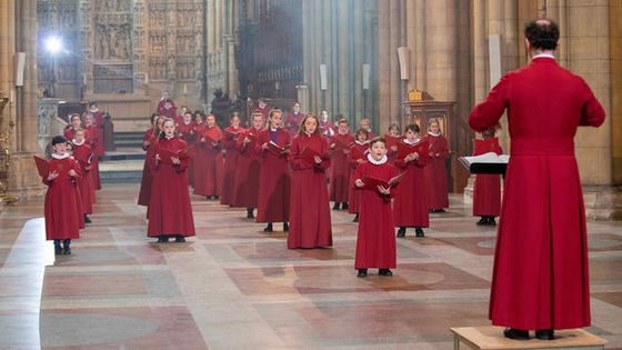 Les choristes de la cathédrale de Truro, pendant le tournage pour Sing2G7, dirigés par le chef de choeur Christopher Gray - Luke Brown
