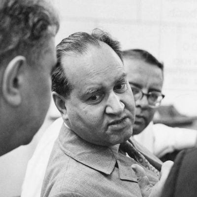 g-d : le violoncelliste Sviatoslav Knushevitsky (1908 - 1963), le violoniste David Oistrakh (1908 - 1974) et le pianiste Lev Oborin (1907 - 1974). extrême droite : Walter Legge (1906 - 1979)