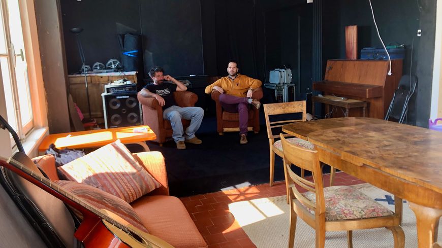 Corentin Soleilhavoup, et Benoit Ferré, de l'association Yapluk'A, dans leur future salle de spectacle.