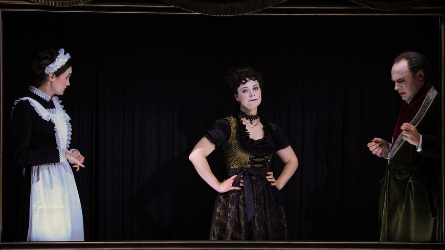 Johann Strauss, La Chauve-souris – direction musicale Claude Schnitzler, mise en scène Jean Lacornerie : Claire de Sévigné (Adèle), Eleonore Marguerre (Rosalinde), François Piolino (Dr Blind)