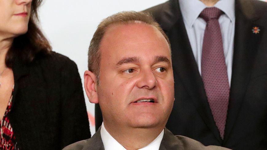 L’ancien ministre de l’Economie maltais, Chris Cardona, est désormais accusé par l’intermédiaire Melvin Theuma d’avoir lui aussi voulu faire assassiner la journaliste en 2015.