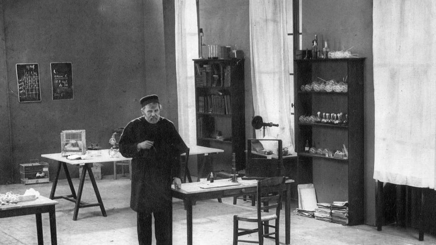 Louis Pasteur vers 1880, dans son laboratoire à Paris.