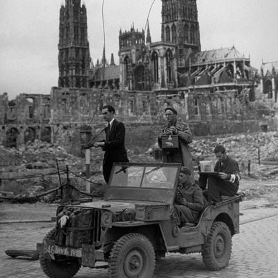En 1944 un photographe et deux résistants, dans les ruines de Rouen, la libération de la ville, avec la Cathédrale au fond.
