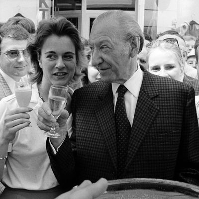Lors de l'ouverture du "9e Festival de la ville de Vienne", le 3 mai 1986, le candidat à la présidence du Parti populaire autrichien, Kurt Waldheim, entouré de sympathisants et de spectateurs.