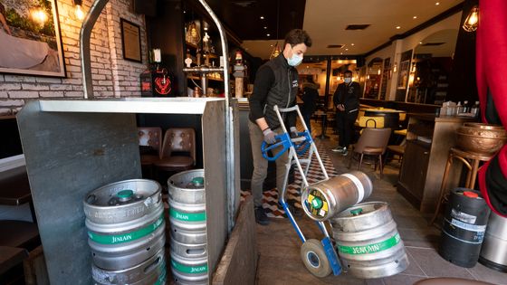 Les premiers fûts de bière arrivent dans un café parisien le 7 mai. Le calendrier de déconfinement donne une "visibilité" réclamée par les entreprises. Il faut par exemple trois semaines pour produire une commande de ces fûts avant livraison. ©AFP - Bertrand Guay