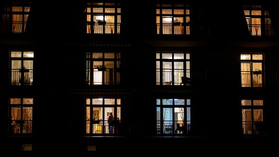 Les fenêtres éclairées d'un immeuble ©Getty - Jasmin Merdan