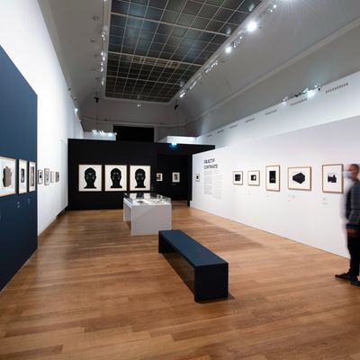 Vue de l’exposition Noir & Blanc : une esthétique de la photographie / Scénographie : Maud Martinot