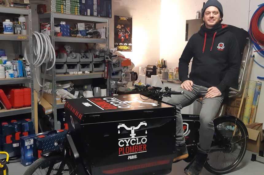 Elian Alluin est cyclo-plombier depuis 2014 dans Paris