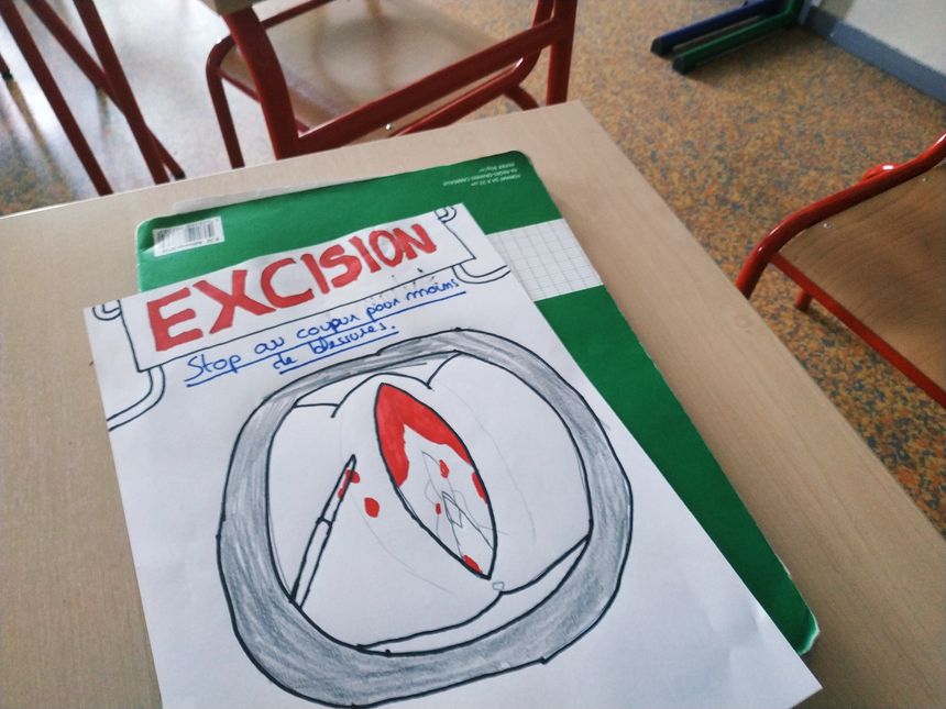 Dans un cours de sensibilisation sur l'excision, des élèves de première ont été amenés à s'exprimer par l'art (Orly, Val-de-Marne)