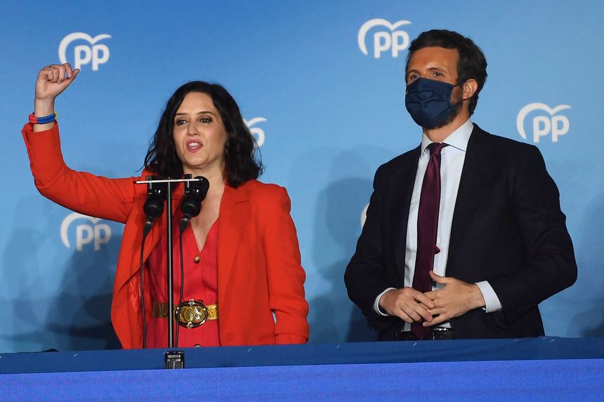 Discours de victoire de la présidente de la région de Madrid et candidate du Parti populaire (PP) Isabel Diaz Ayuso aux côtés du leader du PP, Pablo Casado, à Madrid, le 4 mai 2021.