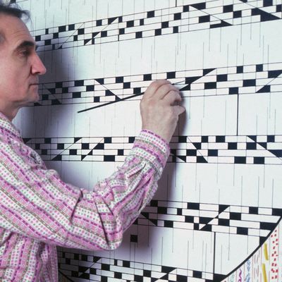 Michel Magne, musicien et peintre, avec ses partitions de musique en tableaux en novembre 1977 à Paris