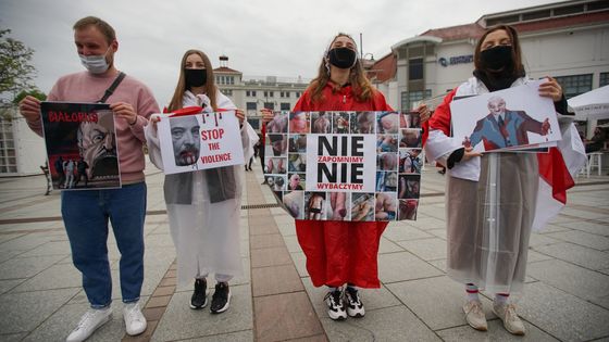 Sopot (Pologne), ce 25 mai 2021 : des partisans de l'opposition biélorusse manifestent contre Alexandre Loukachenko ©AFP - MICHAL FLUDRA / NURPHOTO