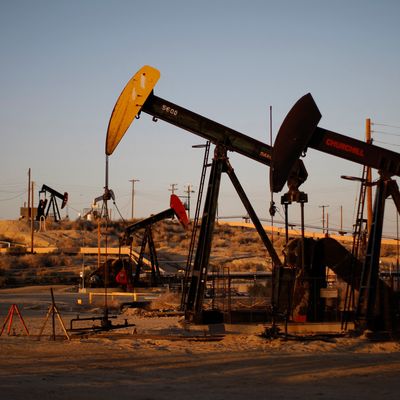 Exploitation gazière et pétrolière de Monterey Shale, près de Mckittrick en Californie, ayant recours à la fracturation hydraulique pour extraire le gaz et le pétrole