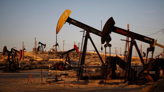 Exploitation gazière et pétrolière de Monterey Shale, près de Mckittrick en Californie, ayant recours à la fracturation hydraulique pour extraire le gaz et le pétrole ©AFP - DAVID MCNEW / GETTY IMAGES NORTH AMERICA