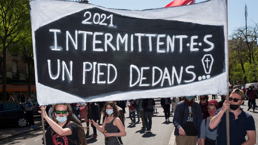 Des intermittents en train de manifester en avril, lors d'une journée de mobilisation contre la réforme de l'assurance chômage.