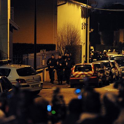 Assaut en cours des forces du Raid contre l'appartement de Mohamed Merah le 21 mars 2012 à Toulouse