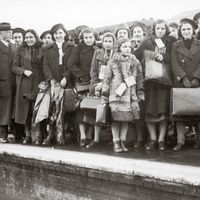 Enfants juifs réfugiés arrivant en Angleterre. La plupart de ces enfants sont originaires de Vienne. vers 1938.