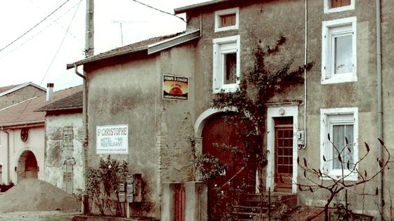 Photo prise le 02 novembre 1996 de la maison dans laquelle était martyrisé le petit Johnny, âgé de 5 ans à cette date. ©AFP - Auteur / Source / Crédit JEAN-PHILIPPE KSIAZEK / AFP