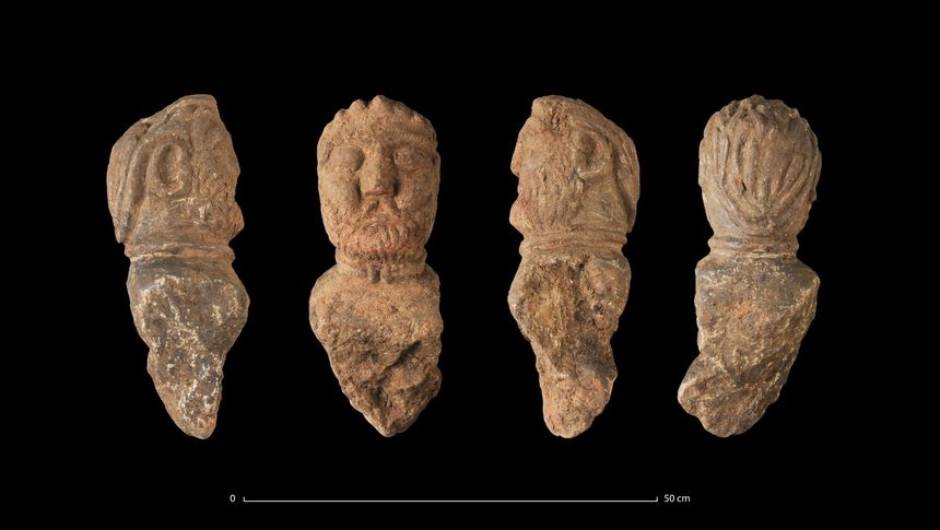 Quatre vues du buste d’un aristocrate gaulois avec un torque du 1er siècle avant notre ère, retrouvé enfoui dans une fosse, en 2020 à Trémuson dans les Côtes d'Armor