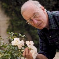 Le claveciniste et chef d'orchestre William Christie dans son jardin en Vendée en 1994
