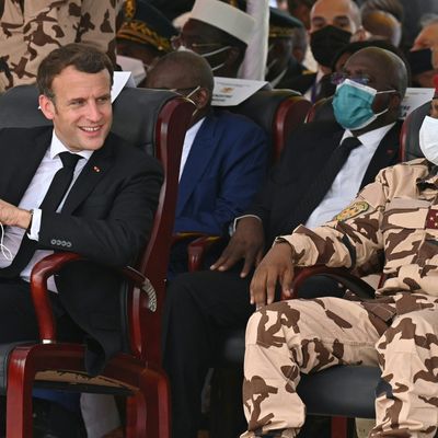 Emmanuel Macron et le général Mahamat Idriss Deby, assistent aux funérailles nationales du défunt président tchadien Idriss Deby à N'Djamena, le 23 avril 2021.