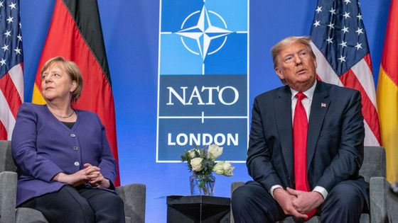 OTAN 4 déc. 2019 : le président américain D. Trump et la chancelière allemande A. Merkel au début d'une discussion bilatérale. 70 ans après la fondation de l'Alliance atlantique, le sommet de Londres s'est tenu alors que l'OTAN est en crise. ©Getty - Photo de Michael Kappeler / alliance de photos via Getty Images