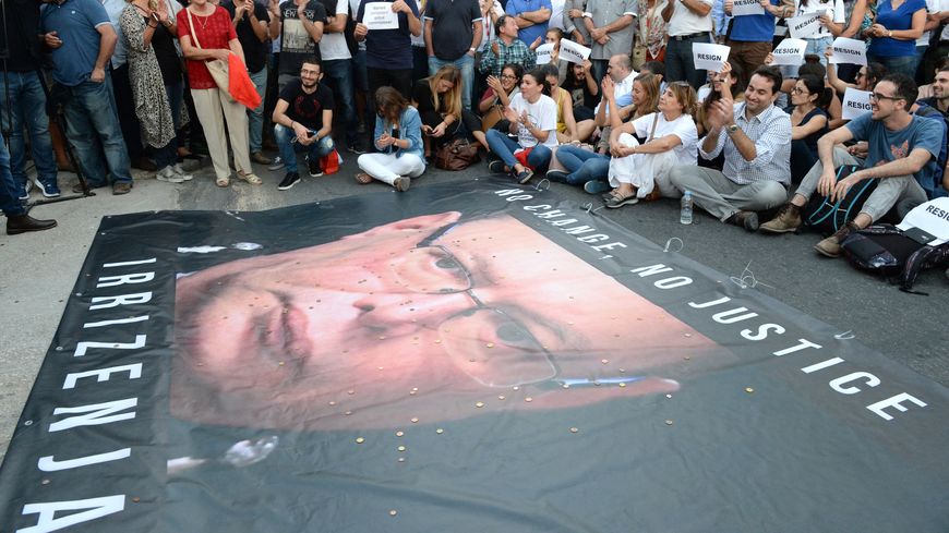 En octobre 2017, des manifestants réclamaient la démission du chef de la police maltaise, Lawrence Cutajar (en photo sur la banderole). Il est depuis soupçonné d’avoir entravé l’enquête sur la mort de Daphne Caruana Galizia.