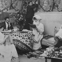 Le compositeur Reynaldo Hahn en compagnie de l'actrice Sarah Bernhardt et de Madame Graus au Fort Sarah-Bernhardt de Belle-Ile (c. 1900)