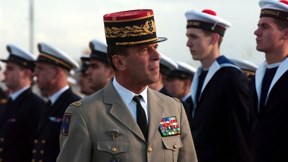 Le général Henri Bentégeat, ici en 2005 alors qu'il était chef d'état-major des armées ©Maxppp - Eugene Le Droff / le Télégramme