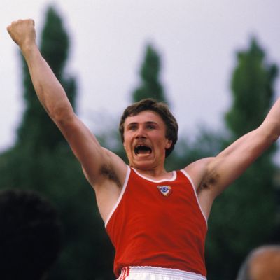 Sergueï Bubka, l’athlète ukrainien, spécialiste du saut à la perche, franchit 5,88 mètres au meeting international d'athlétisme le 2 juin 1984 à Saint-Denis, France.