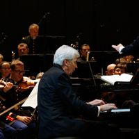 Jean-Philippe Collard, piano, avec l'Orchestre de la Garde Républicaine lors d'un concert de gala au profit de La Maison de Solenn, en 2015 à Paris, Théâtre des Champs-Elysées