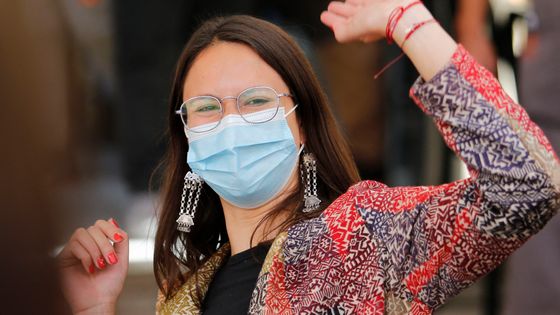 La nouvelle maire de Santiago, la capitale chilienne, Iraci Hassler, 30 ans, communiste et féministe, élue dimanche, symbole du renouveau qui s’est exprimé dans les urnes ce weekend. ©AFP - Marcelo HERNANDEZ / ATON CHILE / AFP
