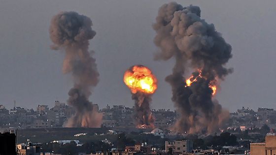 Des roquettes par centaines ont été envoyées mercredi soir depuis Gaza vers Israël, riposte et représailles après des raids israéliens qui auraient tués plusieurs commandants du Hamas. ©AFP - SAID KHATIB