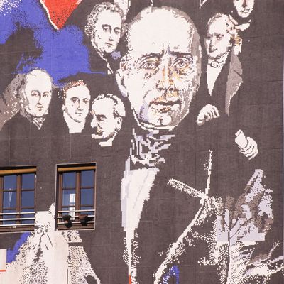 Mosaïque consacrée à Alphonse de Lamartine sur la façade d'un immeuble à Mâcon où il naquit, en Saône-et-Loire.