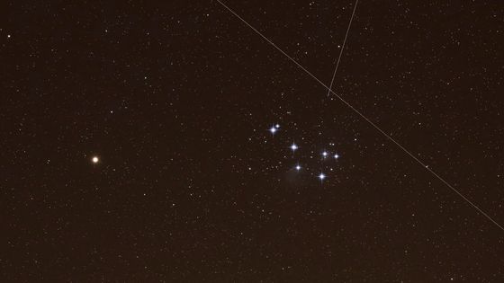Les constellations de satellites inquiètent les astronomes. Ici l’effet des mouvements des satellites artificiels à travers le ciel ©Getty - Christophe Lehenaff