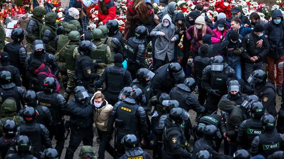 Des agents des forces de l'ordre arrêtent des partisans de l'opposition lors d'un rassemblement pour protester contre les résultats de l'élection présidentielle biélorusse à Minsk, le 15 novembre 2020. ©AFP
