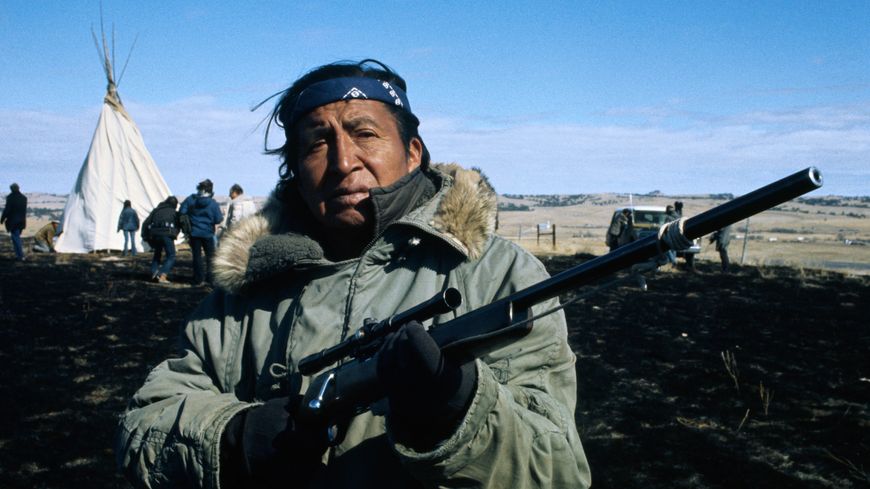 Un natif américain monte la garde à Wounded Knee en 1973