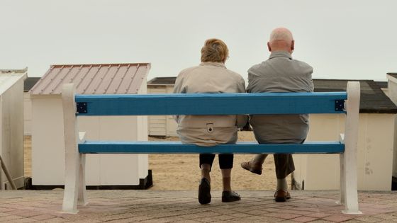 Couple de retraités sur un banc à Calais en France. Photo prise le 16 juillet 2015. ©AFP - DENIS CHARLET