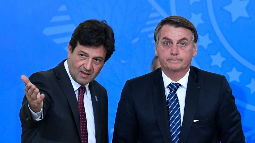 Jair Bolsonaro et son ministre de la Santé Luiz Henrique Mandetta en octobre 2019 à Brasilia. Ce dernier, médecin, a été limogé par le président brésilien en avril 2020, en pleine pandémie de Covid-19.