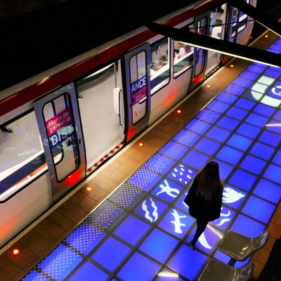 Construite par Pierre Vurpas et décorée par Jean-Philippe Aubanel, la station Valmy fut mise en lumière en 1997 par l'agence Hutinet (disparue depuis). Ligne D, métro de Lyon.