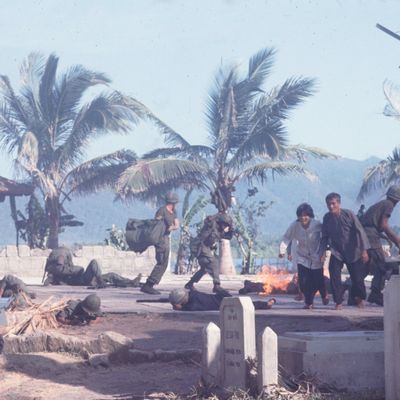 Sur le tournage du film le 26 août 1976 à Baler, Philippines