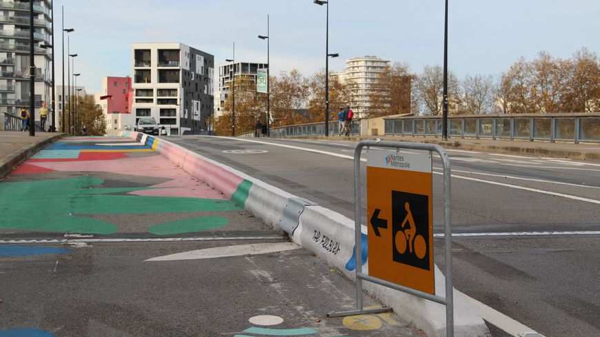 Une piste cyclable provisoire installée sur le Pont Willy-Brandt à Nantes (Loire-Atlantique), le 11 novembre 2020.