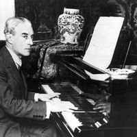 Maurice Ravel au piano dans sa maison de Montfort-l'Amaury
