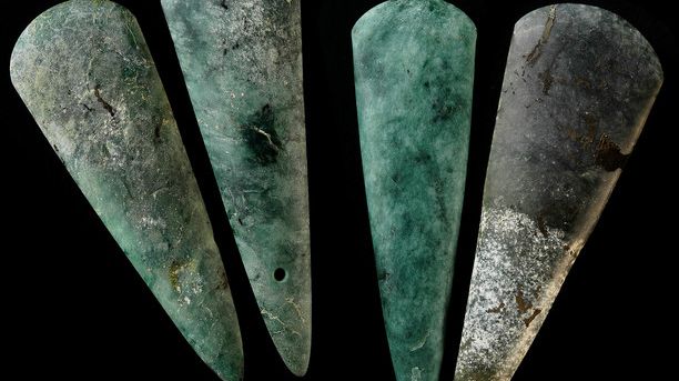Deux couples de haches polies en jadéite, découverts en 2007 par des vacanciers sur la presqu'île de Quiberon, étaient associés à un alignement de stèles aujourd'hui couchées et submergées par la mer.