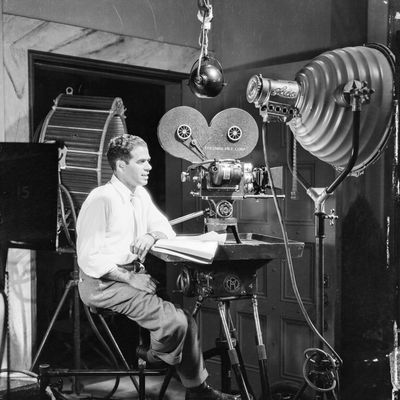 Portrait du réalisateur Frank Capra (1897-1991) sur un plateau de tournage avec Columbia Pictures, en 1938