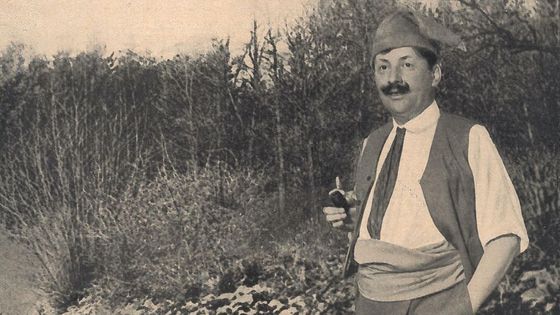 Le compositeur Déodat de Séverac en vacances dans le Languedoc, vêtu du caractéristique costume du pays (1911) - Couverture de la revue Musica, décembre 1911