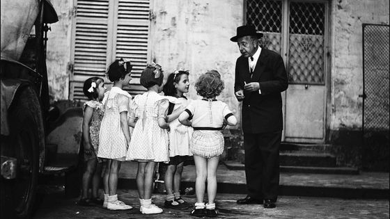 Jacques Prévert et un groupe de petites filles en 1950 ©Getty - Reporters associés/Gamma-Rapho