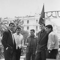 (De GàD) Les footballeurs algériens de l’équipe de France, Mustapha Zitouni, Kadour Bekhloufi, Abdelaziz Ben Tifour, Abderramane Boubekeur et Amar Rouaï à Tunis, le 18 avril 1958.