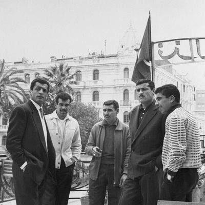 (De GàD) Les footballeurs algériens de l’équipe de France, Mustapha Zitouni, Kadour Bekhloufi, Abdelaziz Ben Tifour, Abderramane Boubekeur et Amar Rouaï à Tunis, le 18 avril 1958.