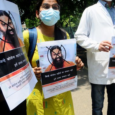 Des soignants du All India Institute of Medical Sciences (AIIMS) demandent l'interpellation du gourou Baba Ramdev, le 1er juin 2021.